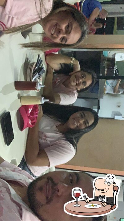 Comida em Pizzaria Jr