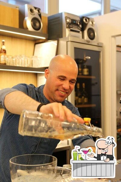 Ordina un cocktail al barista
