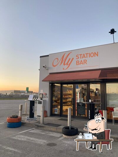 Gli interni di MY station Bar