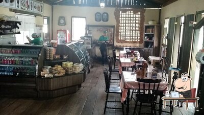 Sente em uma das mesas no CAFÉ TEEIRO