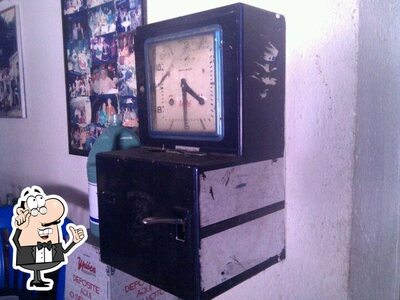 Sente em uma das mesas no Bar Do Ciço