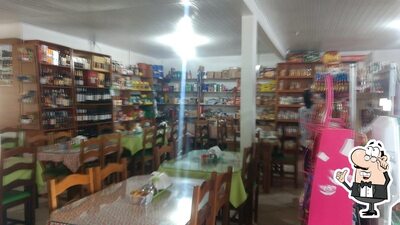 Sente em uma das mesas no Restaurante e Conveniência Rota 453