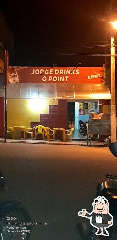 Sente em uma das mesas no Jorge drink's