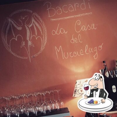 È gradevole prendersi un bicchiere di vino al caffè bar Bar Stasiù