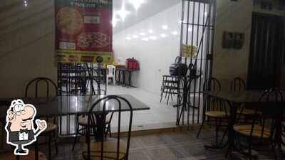 Sente em uma das mesas no Comedoria Beirute