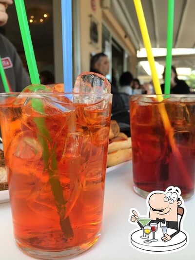 Prenditi una bevanda alcolica dal menu