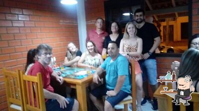 Sente em uma das mesas no Restaurante Grande Família