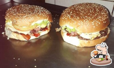 Deguste um dos hambúrgueres servidos no LOBO'S GRILL BURGER'S