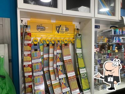 Dai un'occhiata agli interni di Bar Pozzer