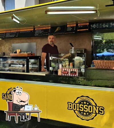 Installez-vous à l'une des tables de Le camion jaune