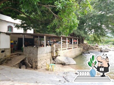 Veja imagens do exterior do Santana's Bar