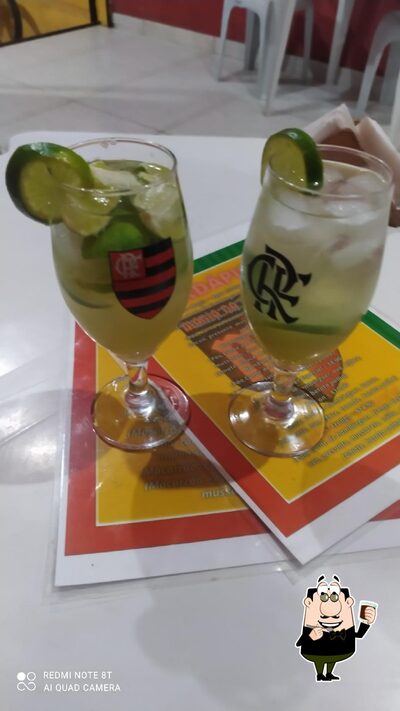 Desfrute de um drinque no Magia da pizza