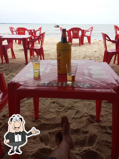 Sente em uma das mesas no Cabana Maresias