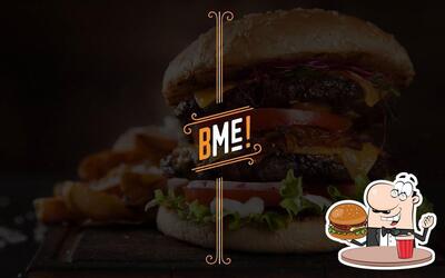 Peça um dos hambúrgueres disponíveis no Burger Me!