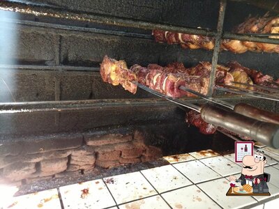 Refeições de carne são oferecidos no Churrascaria Saborear