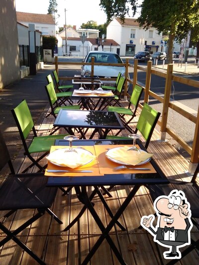 Installez-vous à l'une des tables de Chez Assia