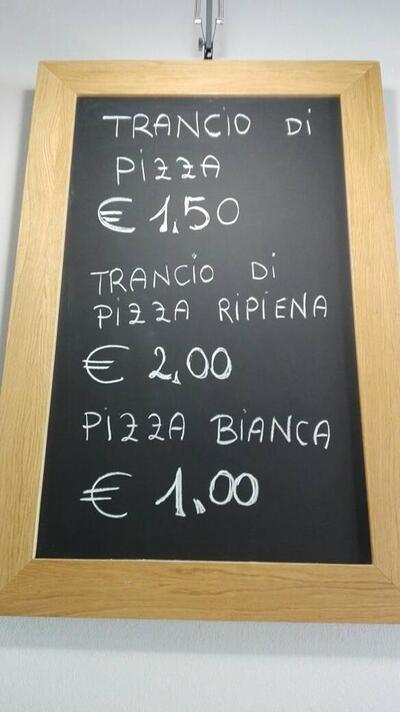 E@sy PIZZA - Fregene présente un tableau affichant le menu