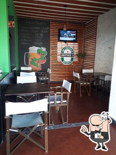O interior do Brother's bar
