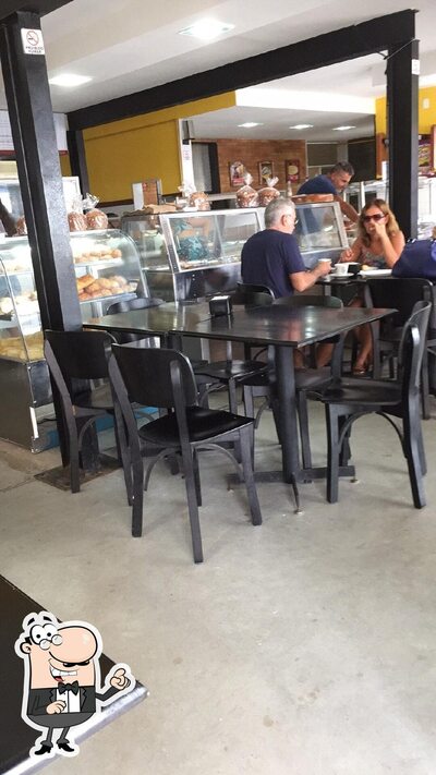 Sente em uma das mesas no CASA SUSHI