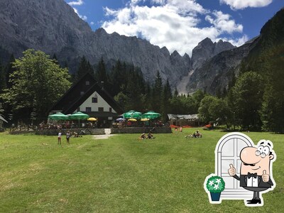 Goditi la vista dall'area esterna di Planinski Dom Tamar