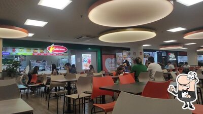 Sente em uma das mesas no Mini Kalzone Carrefour Goiânia