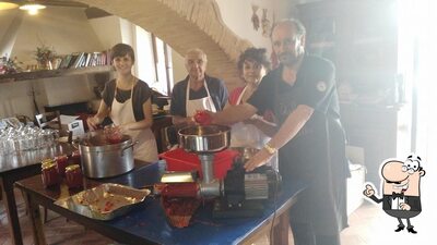 Siediti a un tavolo di Podere Canapaccia