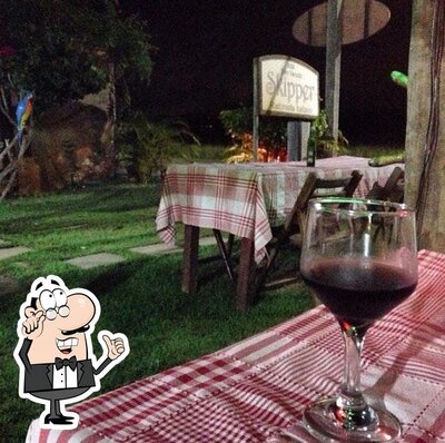 Sente em uma das mesas no Ristorante Italiano Skipper