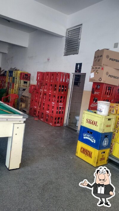 Sente em uma das mesas no Bar e Bilhar do Ceará