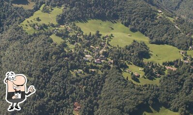 Curiosa tra l'area esterna di Ristorantemontecroce