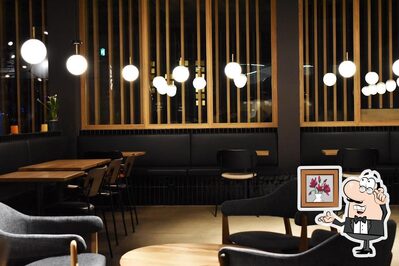 Siediti a un tavolo di Café Bar Mara