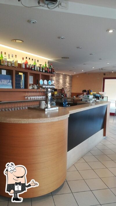 Dai un'occhiata agli interni di Happy Hour