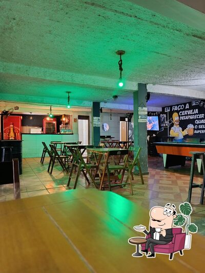 Sente em uma das mesas no PRIME BAR