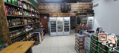 Sente em uma das mesas no Casa da cachaça Lumiar
