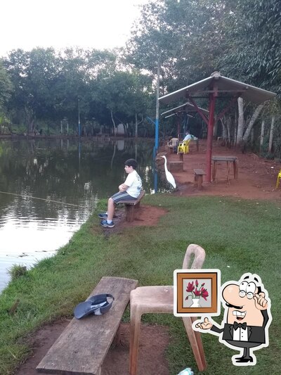 Sente em uma das mesas no Pesqueiro Cervantes & Morgado