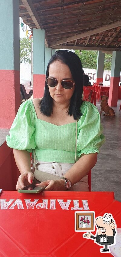 Sente em uma das mesas no CHURRASCARIA DO NANA