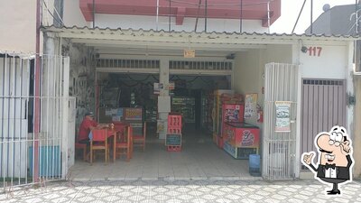 Sente em uma das mesas no Padaria 2 Irmãos