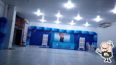 Sente em uma das mesas no Pedro Pães, Frios e Mercearia