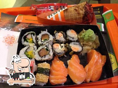 Rolos de sushi são disponibilizados no Koni