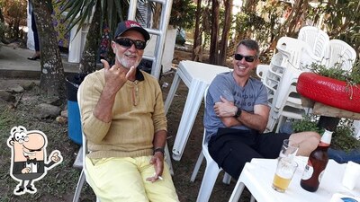Sente em uma das mesas no Bar e Restaurante Tico e Lúcia