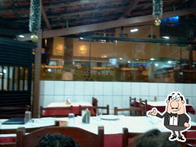 Sente em uma das mesas no Pizzaria Romanesca