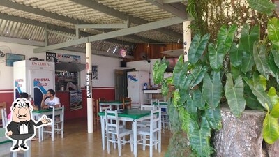 Sente em uma das mesas no Lanchonete do Nezinho Pedrinhas