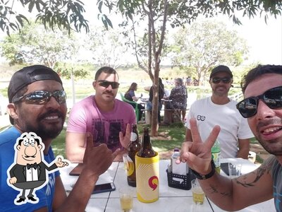 Sente em uma das mesas no Pesque & Lar