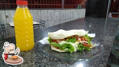 Experimente um dos hambúrgueres oferecidos no Pizzaria canto do vale