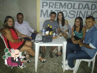 Sente em uma das mesas no Restaurante Carro de Boi