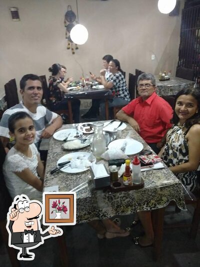 Sente em uma das mesas no Zimbabwe Churrascaria e Hamburgueria