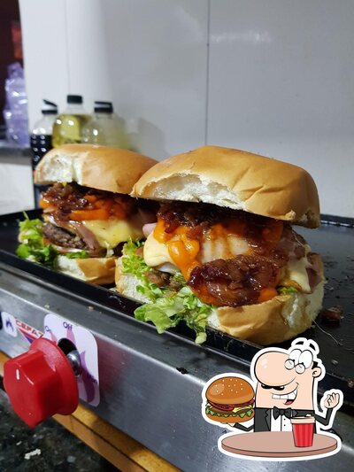 Delicie-se com um hambúrguer no D-13 BÚRGUER