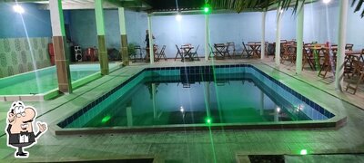 Sente em uma das mesas no Bar e Churrascaria Point do Curas