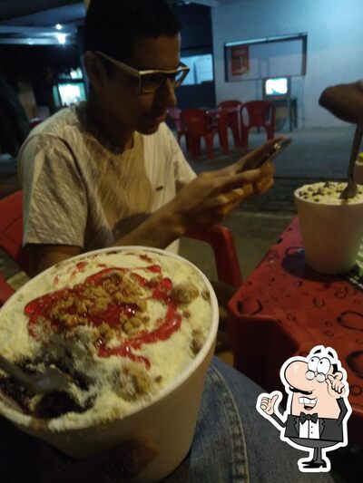 Sente em uma das mesas no Altas Horas Lanches
