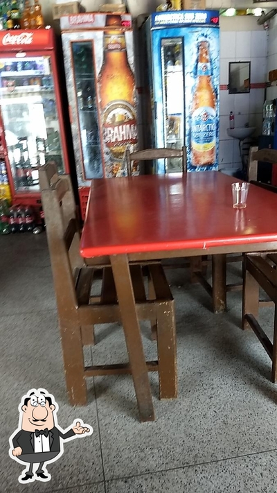 Sente em uma das mesas no Bar Do Rege