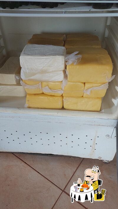 Comida em Churrascaria e lanchonete ponto do queijo mineiro